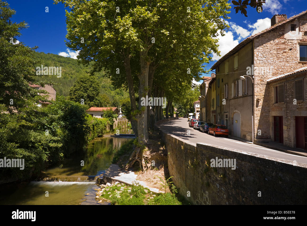 Kleiner Bach läuft neben der Straße bei Saint Antonin Noble Val, Tarn et Garonne, Frankreich Europa Stockfoto