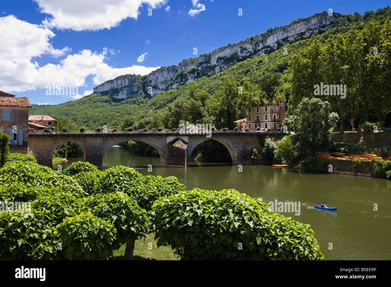 Die Brücke bei Saint Antonin Noble Val und den Fluss Aveyron mit Roc D'Anglars oben, Tarn et Garonne. Frankreich, Europa Stockfoto