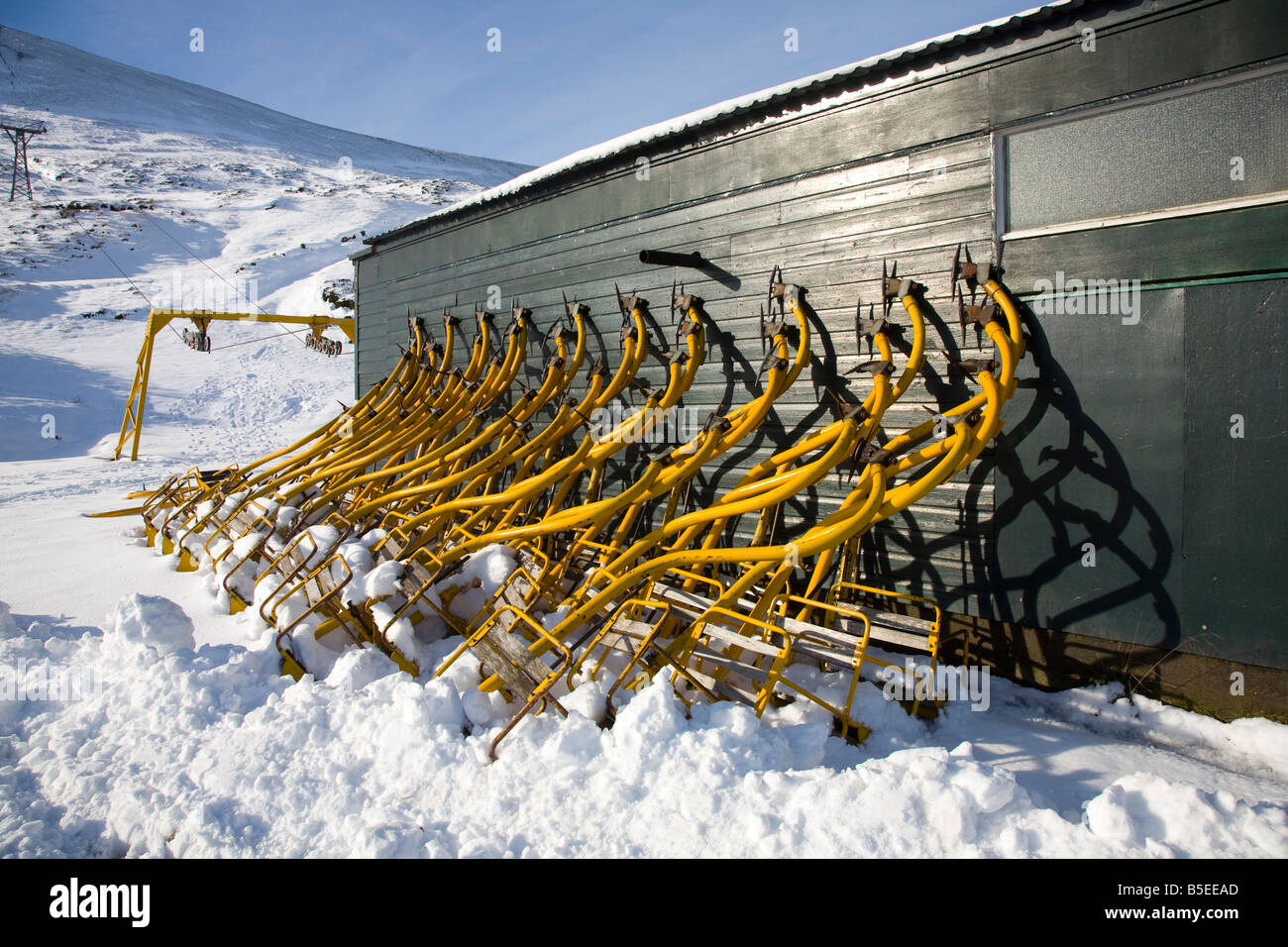 Sessellift Stühle entfernt für Service & Wartung, Glenshee Skigebiet im Winter Schnee, Cairngorms oder Cairngorm National Park, Braemar, Aberdeenshire Stockfoto