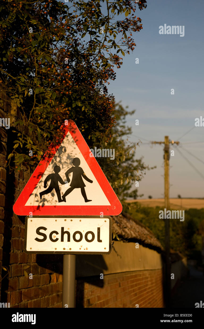 Dreieckiges Verkehrsschild für sichere Überfahrt von Schulkindern Stockfoto