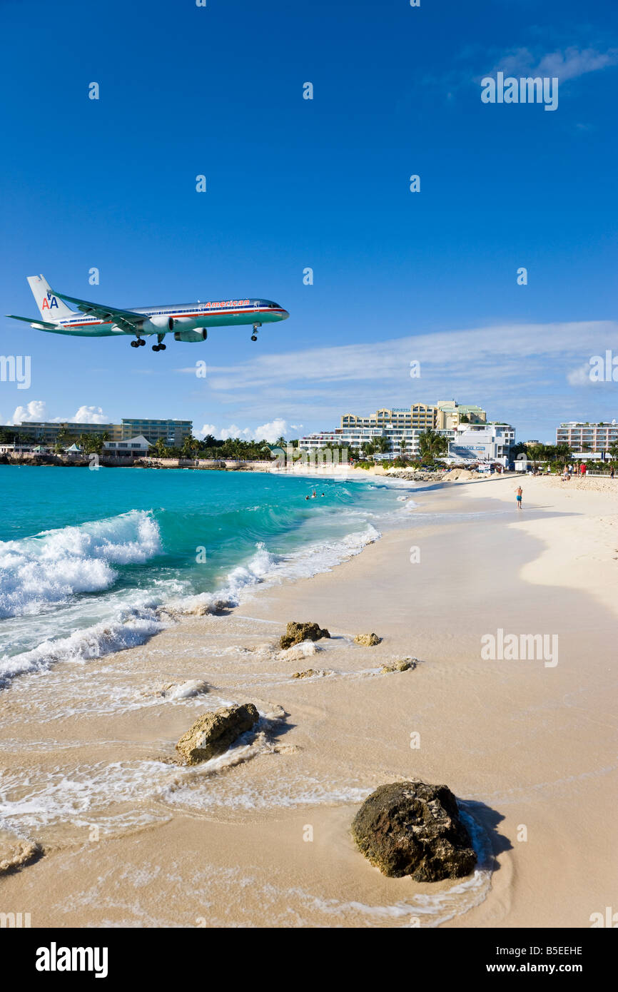 Strand am Maho Bay und niedrig fliegende Flugzeuge, St. Martin, Leeward-Inseln, West Indies, Karibik Stockfoto
