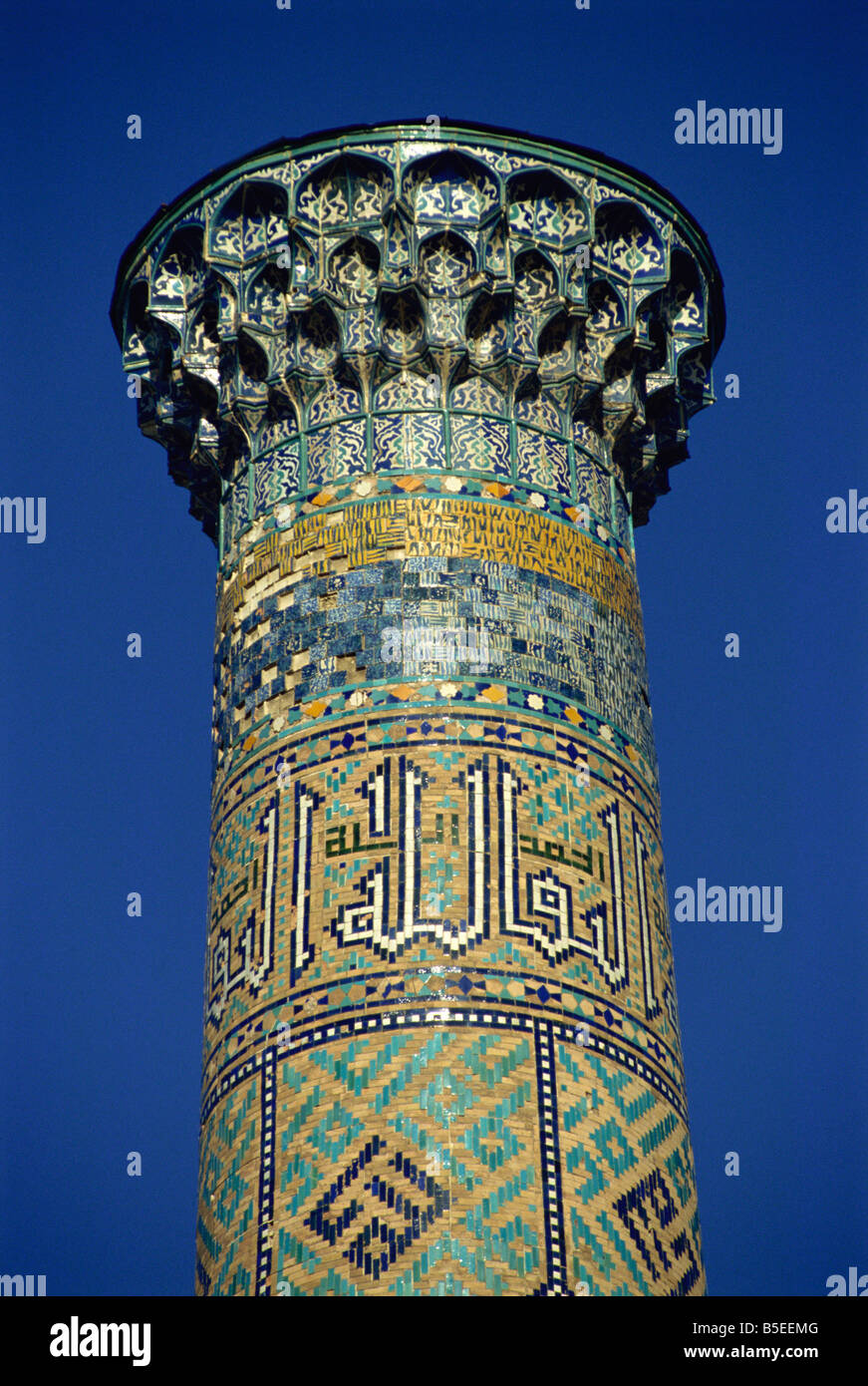 Detail der glasierten Fliesen Minarett aus dem 17. Jahrhundert, Tilla Kari, Registan Quadrat, Samarkand, Usbekistan, Zentralasien Stockfoto