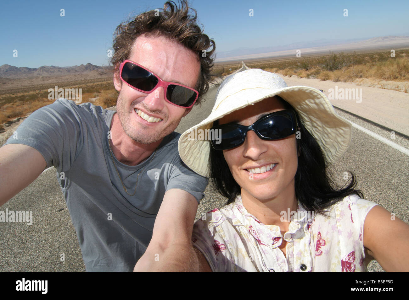 Ehemann und Ehefrau nehmen Foto von sich beim Road-Trip in Kalifornien, Vereinigte Staaten von Amerika. Stockfoto