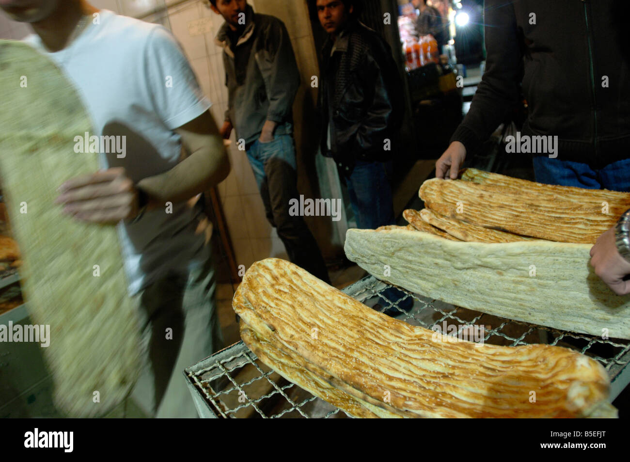 Kunden kaufen iranischen Barbari oder Fladenbrot in Elahieh Stockfoto