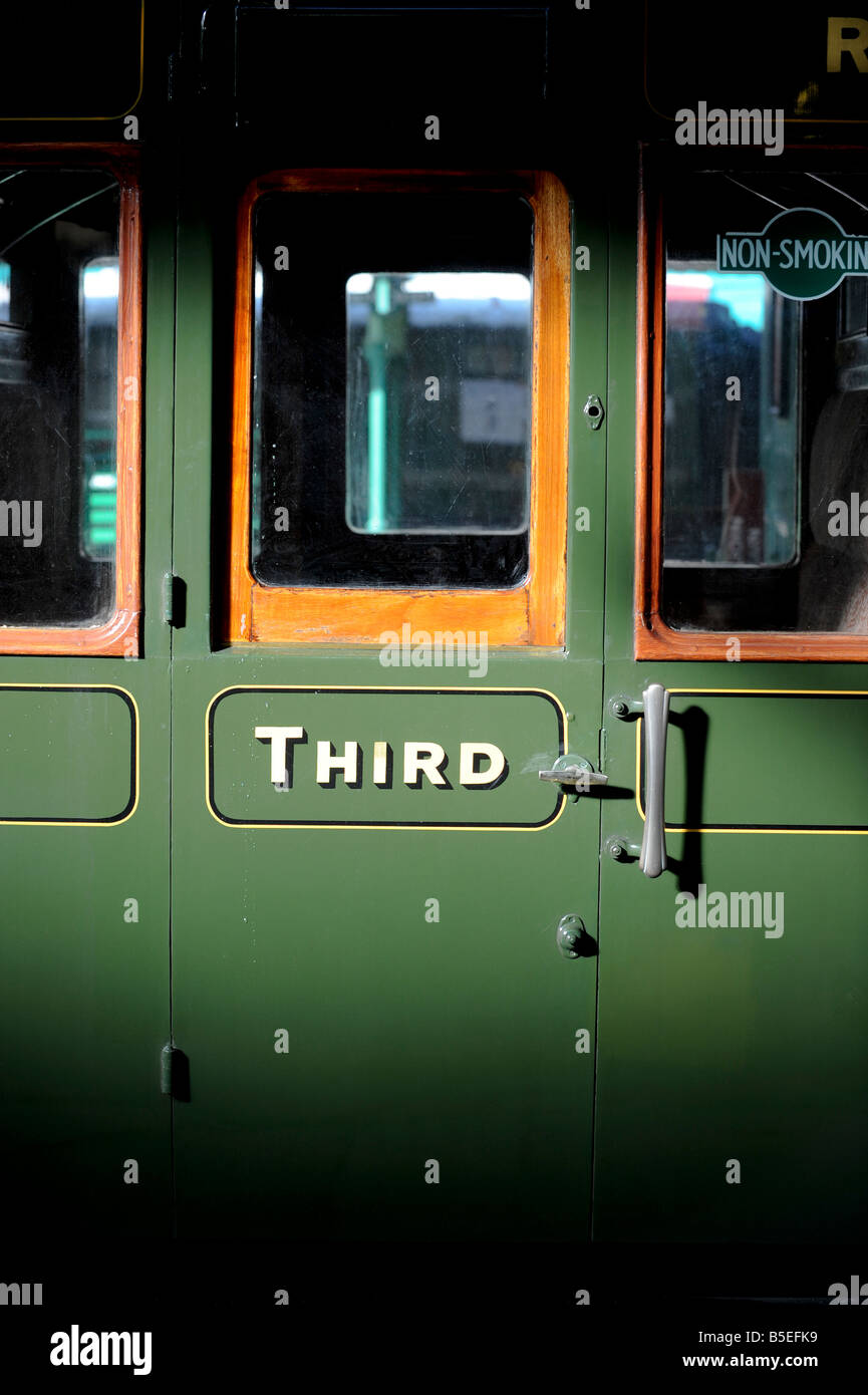 Der Bluebell Railway in East Sussex. Eine Kutsche Tür einer dritten Klasse reisen Fach auf die erhaltenen Dampfeisenbahn. Stockfoto