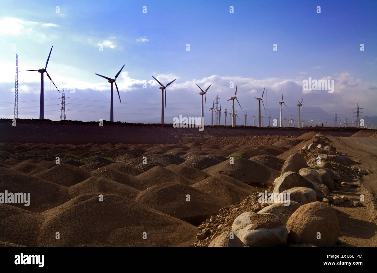 Wind Turbine Farm in einem Kies Ausgrabung komplexe Kanaren Spanien Stockfoto