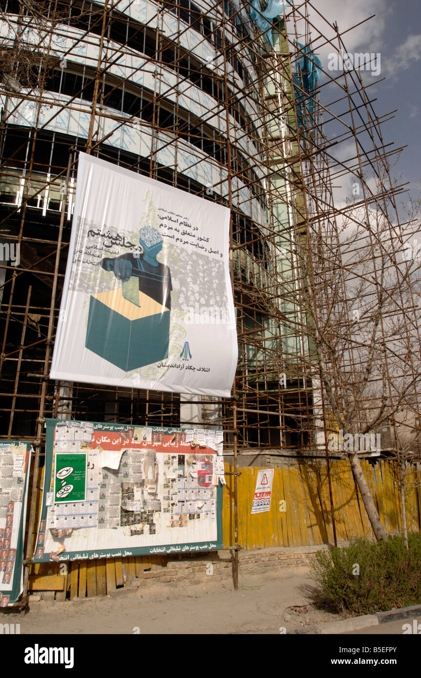 Ein riesiges Plakat umfasst Gerüste in Teheran, Iran, drängen die Menschen abstimmen Stockfoto