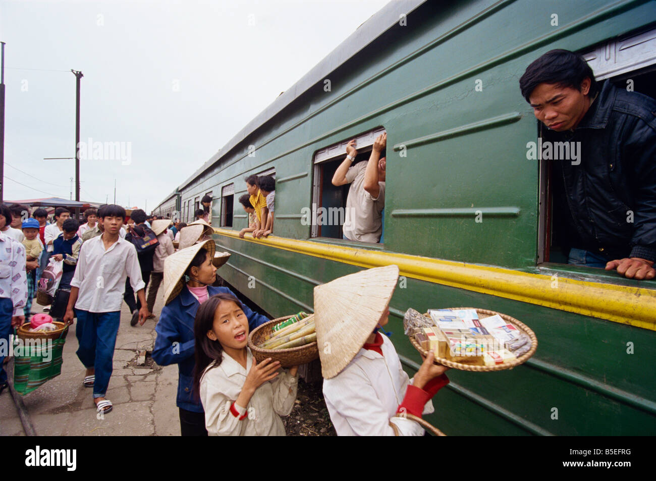 Anbieter verkaufen Zigaretten und Snacks für Fahrgäste im Zug der Wiedervereinigung in Nha Trang Station einrichten für Saigon nach Hanoi Stockfoto