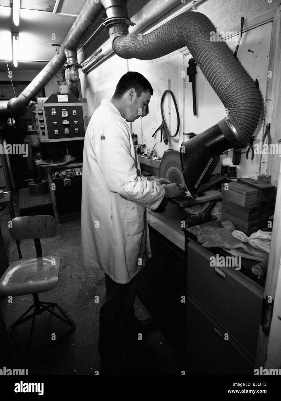 Modellbauer arbeiten an einem Workshop an der alten Gymnasium, Redruth, Cornwall Stockfoto