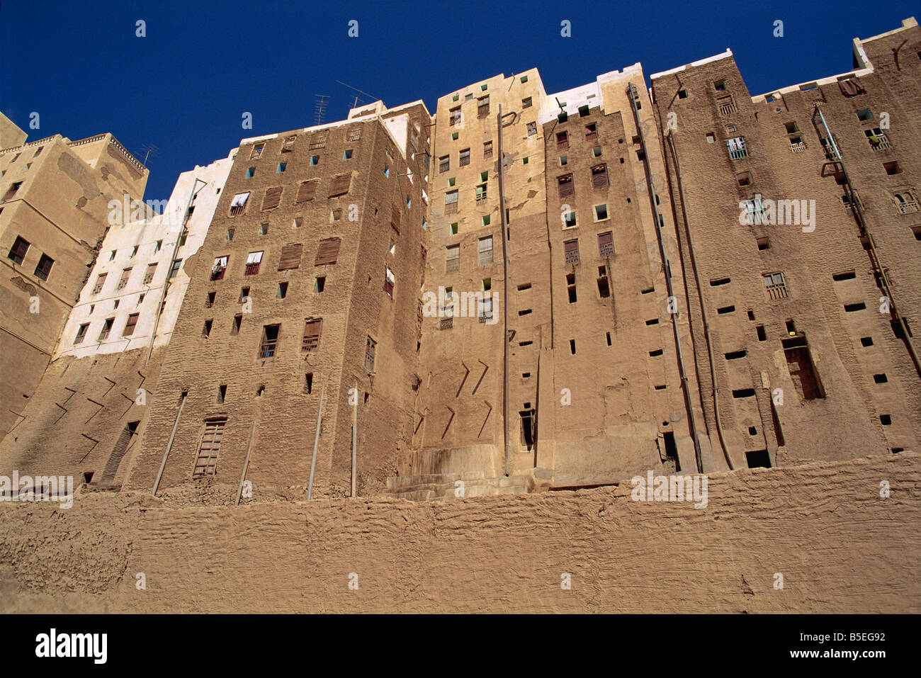 Rückseiten der Schlamm Ziegel Häuser und Toiletten, UNESCO-Weltkulturerbe, Wadi Hadramaut, Shibam, Jemen, Nahost Stockfoto
