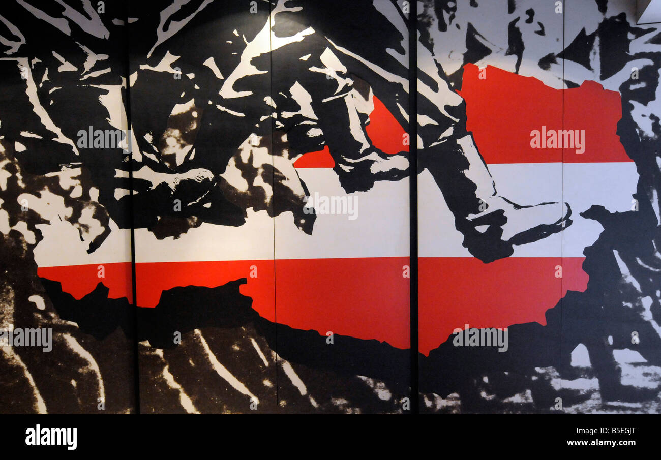 Illustration der österreichischen Flagge mit Nazi-Stiefel, angezeigt im österreichischen Pavillon im Lager Auschwitz und Museum, Polen Stockfoto