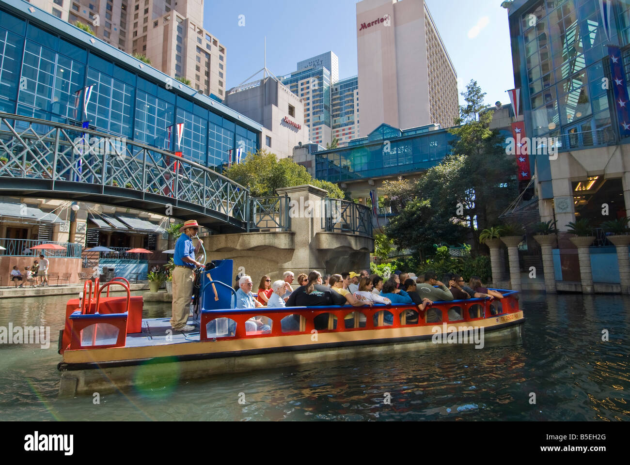 Hotels überragen Rivercenter Mall, San Antonio River, San Antonio, Texas. Stockfoto