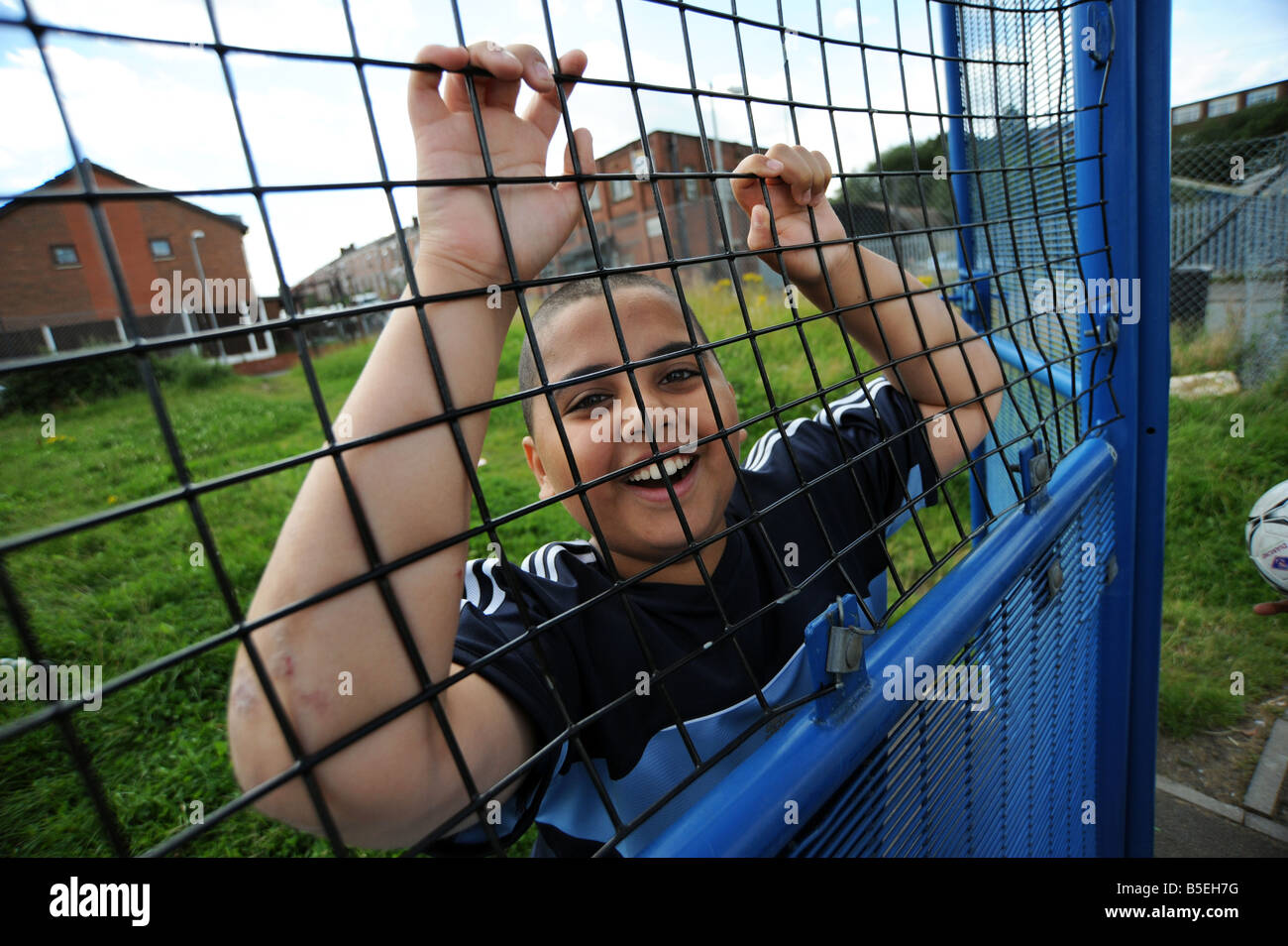 Jungen sehen Sie ein Fußballspiel in ihren lokalen park, Sommerferien, Bolton UK Stockfoto