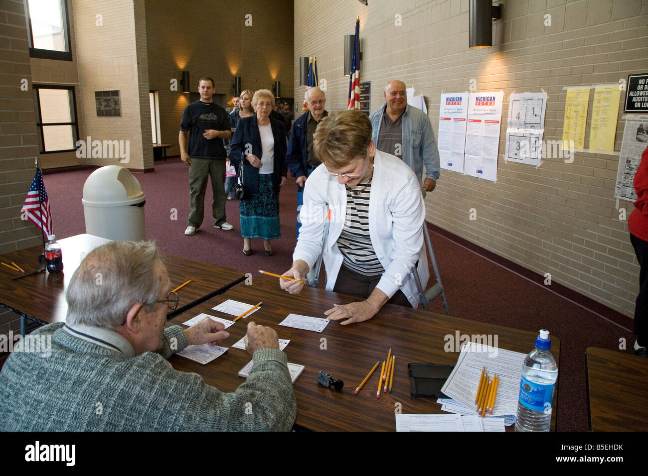 Wähler Zeichen vor dem Gießen Stimmzettel in Präsidentschaftswahlen 2008 Stockfoto