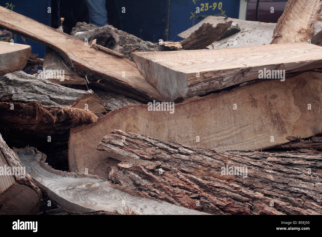 Brennholz, die Kessel zu ernähren Stockfoto