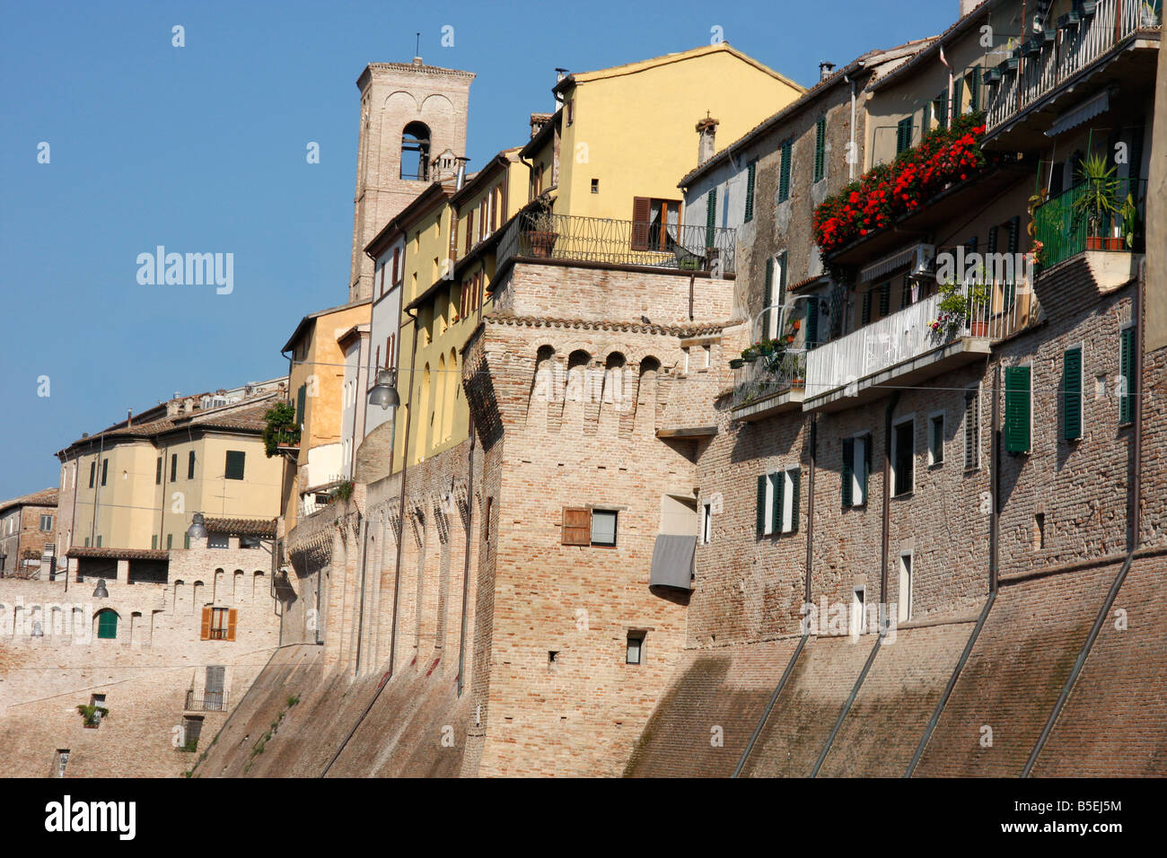 bunte Haus gebaut auf den historischen Mauern von der schönen Hilltown von Jesi in Le Marche, Italien Stockfoto