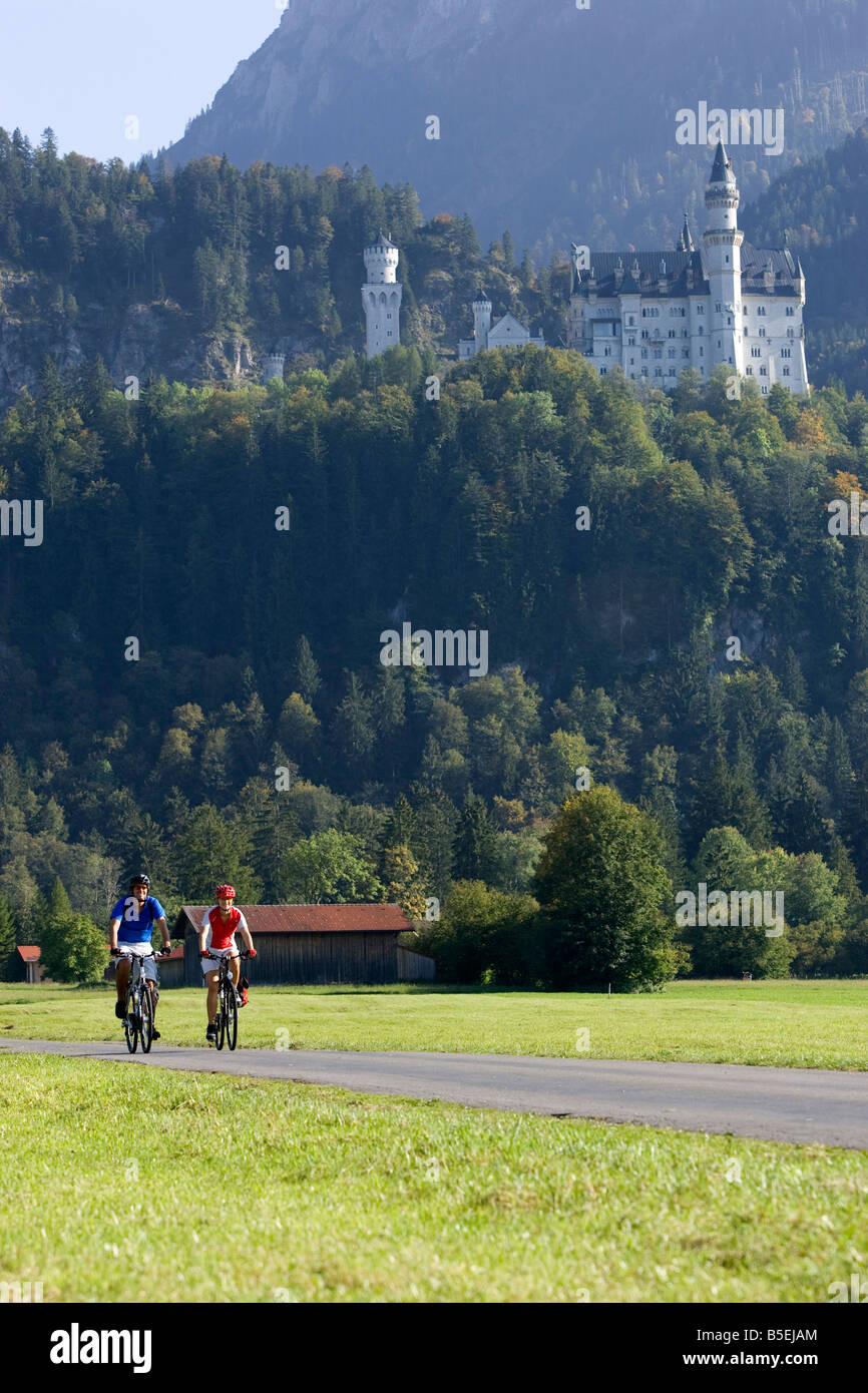 Deutschland, Bayern, Schloss Neuschwanstein, paar Mountainbike-Touren  Stockfotografie - Alamy