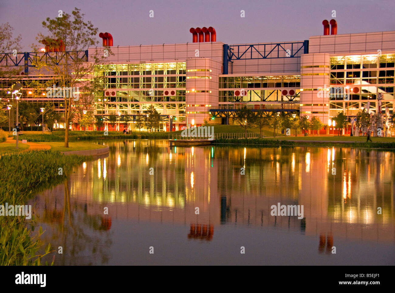 Houstons George R. Brown Convention Center spiegelt sich im Teich im Discovery Green, Innenstadt park Stockfoto