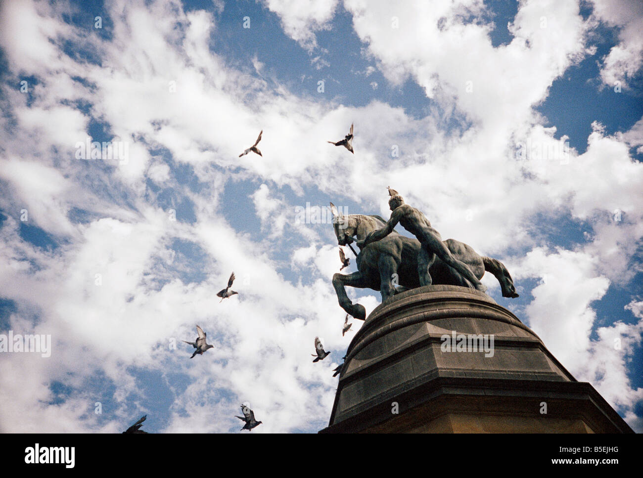 Statue von Mensch und Pferd, von unten genommen, Camps Bay, Western Cape, Südafrika Stockfoto