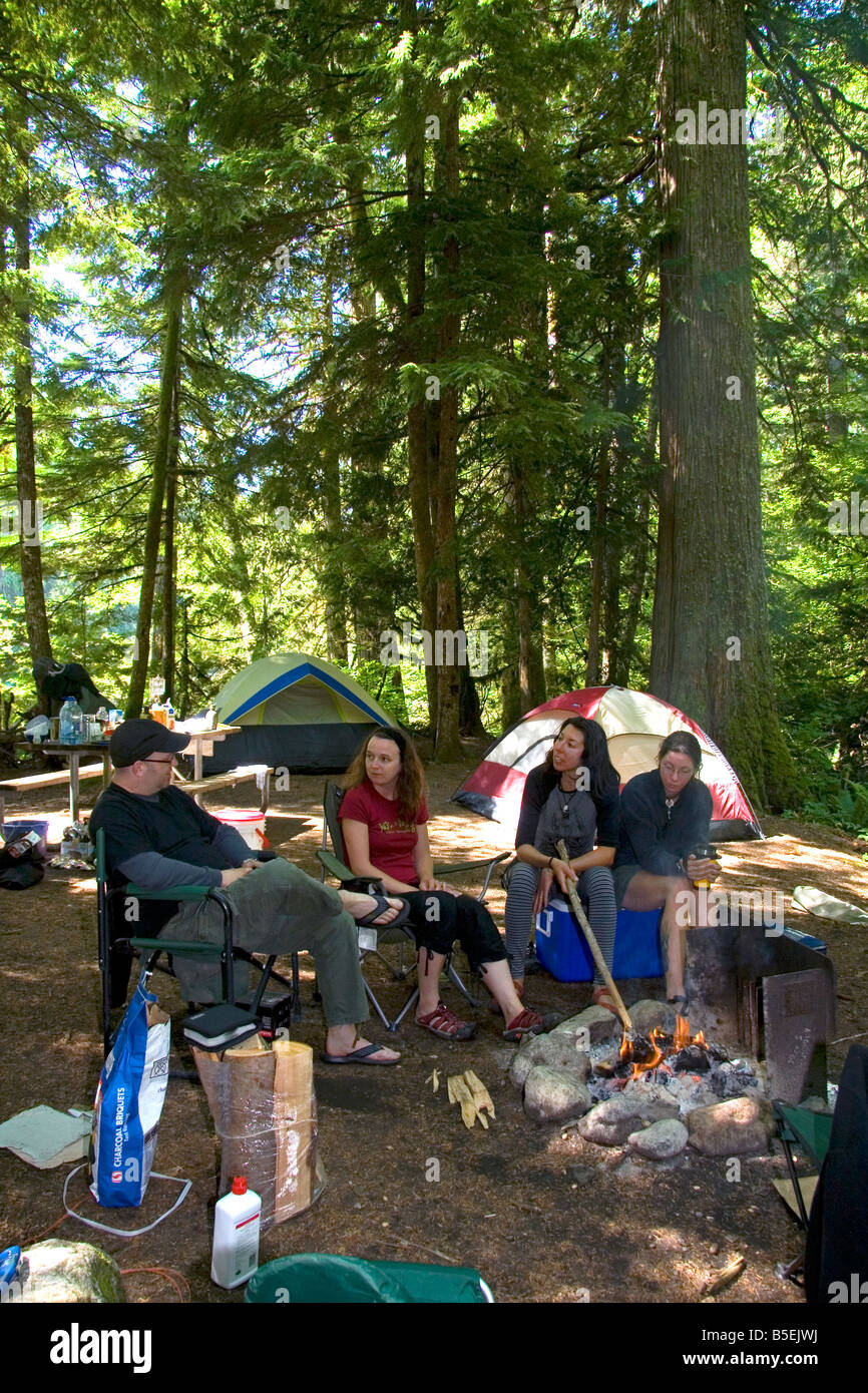 Camper sitzen am Lagerfeuer in der North Cascade National Recreation Area-Washington Stockfoto