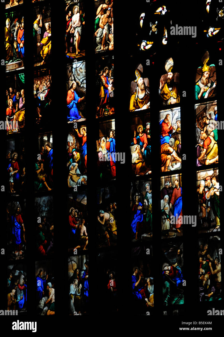 Glasmalerei in der Mailänder Dom, Italien Stockfoto