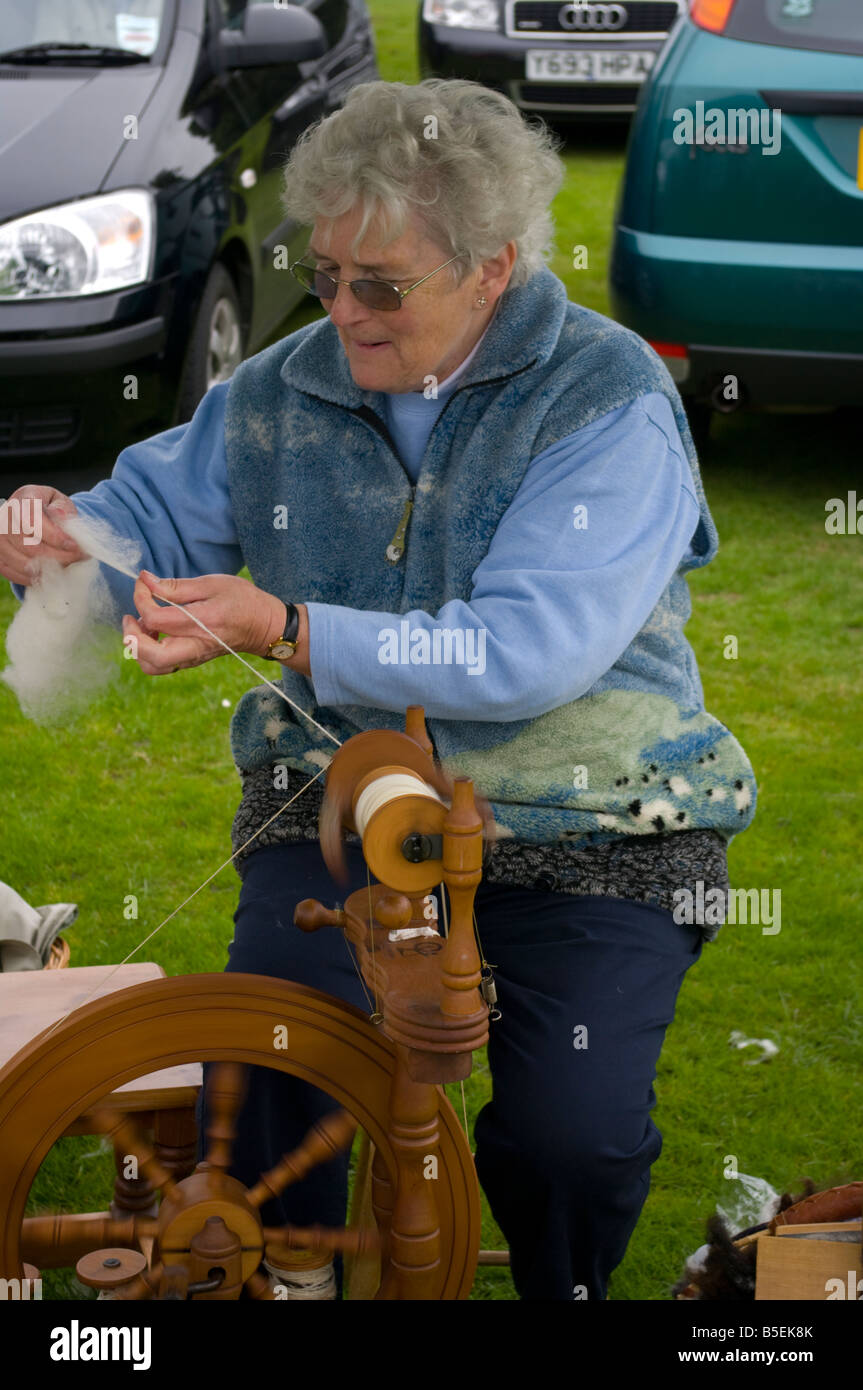 Frau Person Spinnen Wolle auf eine Spinnmaschine Stockfoto