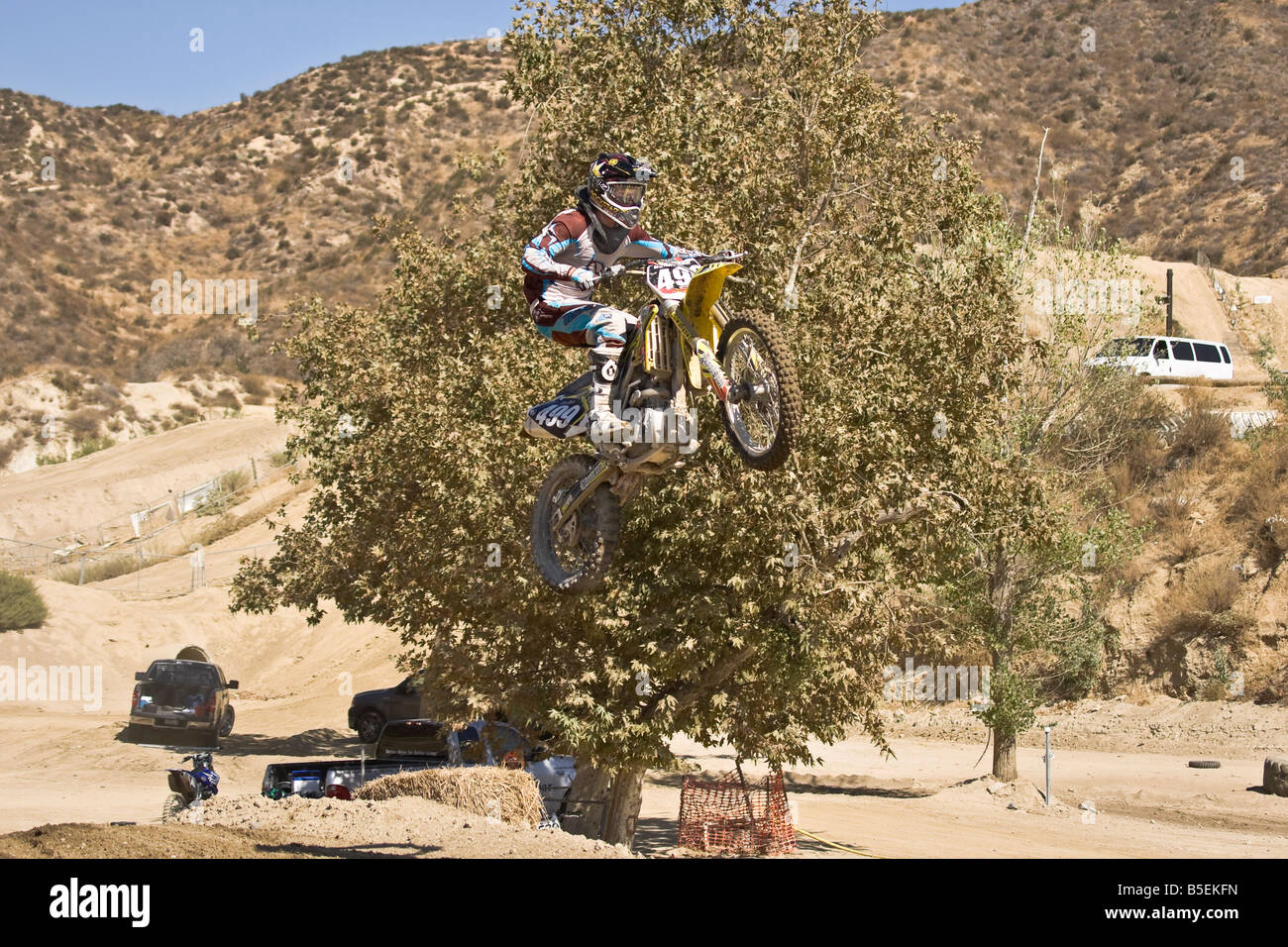 Motocross-Fahrer in der Luft über Sprung bei Glen Helen Schaltung Devore California Stockfoto