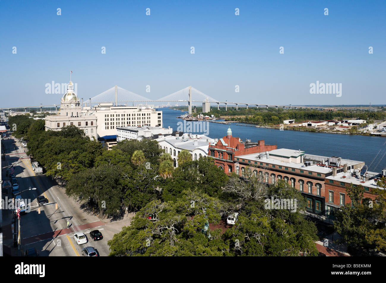 Blick über den Savannah River blickte Bay Street in Richtung Rathaus und Talmadge Memorial Bridge, Savannah, Georgia, USA Stockfoto