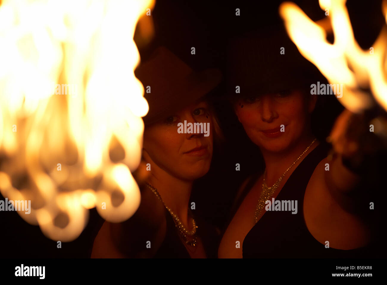 Firepoise zwei weibliche Feuer Tanz Performance-Künstler Hut hält Feuer Fans bei Nacht Stockfoto