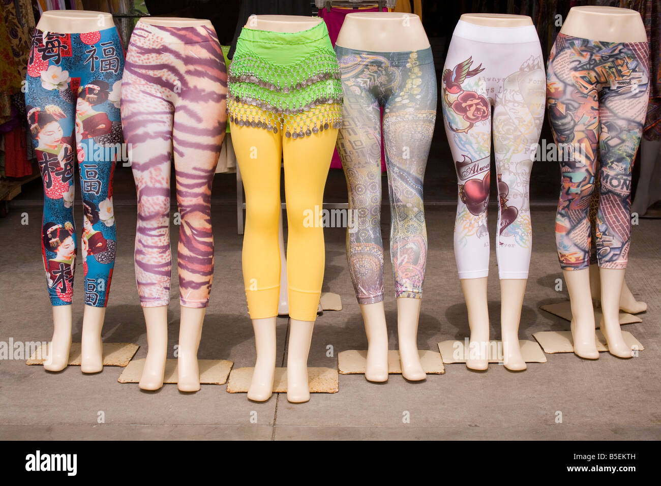 Eine Gruppe von Schaufensterpuppe Beine außerhalb eine legere Kleidung Shop, ein anderes paar bunte Leggins oder Strumpfhosen tragen angezeigt Stockfoto