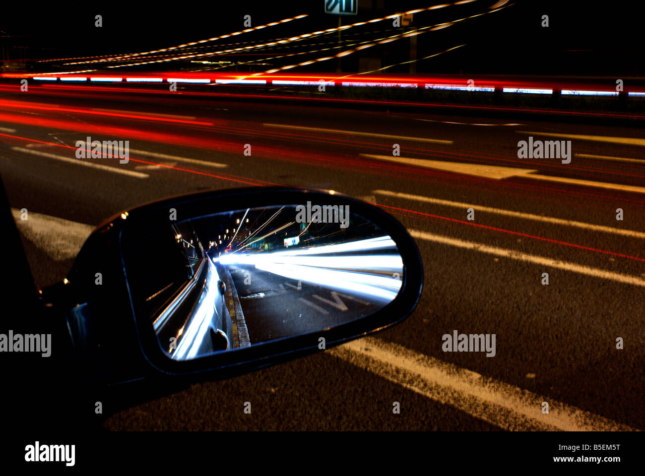 Auto Lichter auf dem Weg von dem Fahrer sowohl als in Richtung kommen und gehen vorbei gesehen Stockfoto