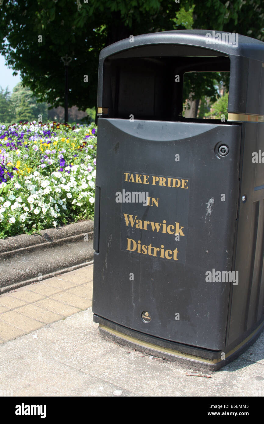"Take Pride in Warwick Bezirk" Mülleimer in Leamington Spa, Warwickshire, England, UK Stockfoto