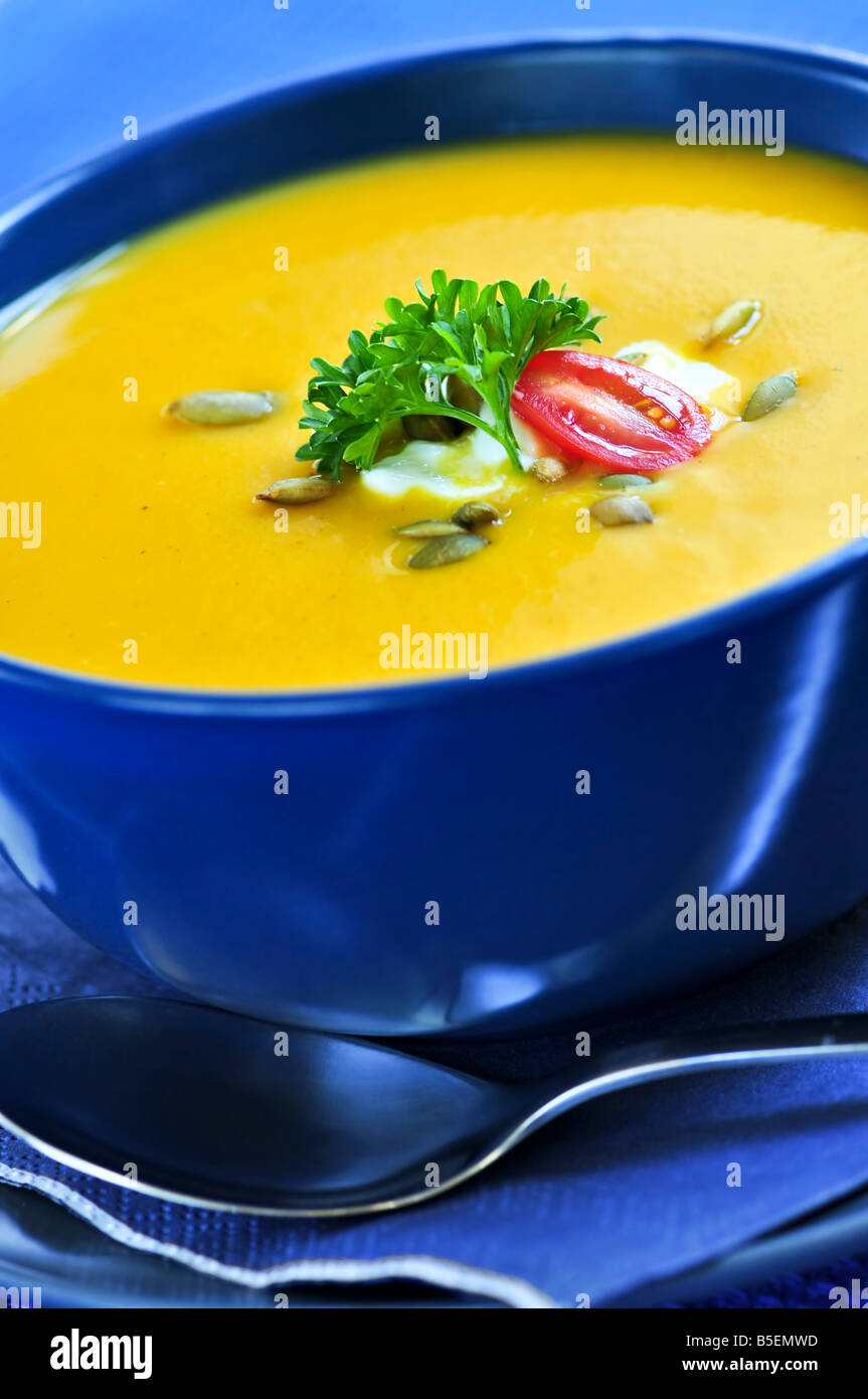 Kürbis oder Kürbis-Suppe in eine Schüssel geben Stockfoto