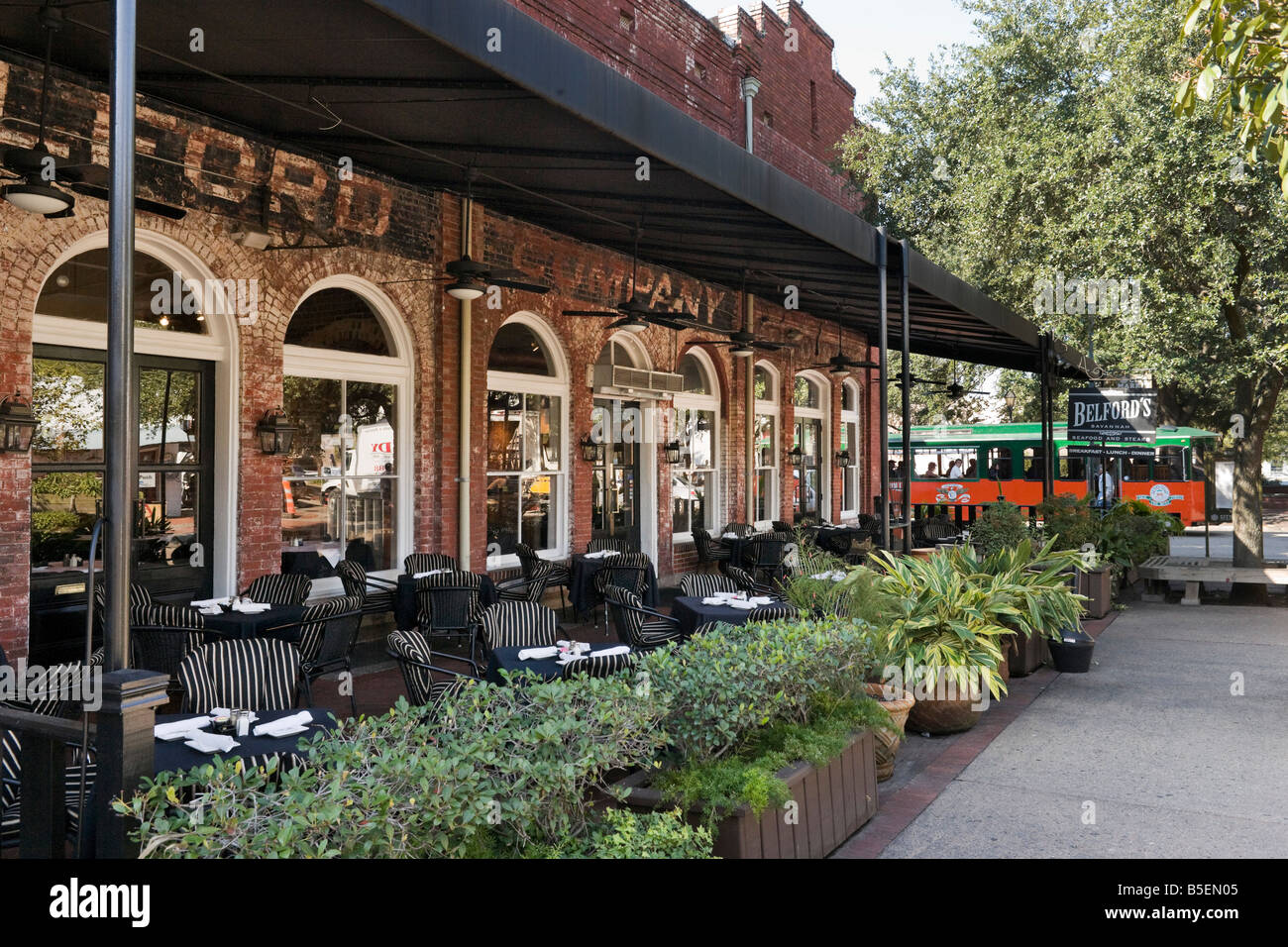 Traditionelles Restaurant im Stadtmarkt mit Old Town Trolley hinter Historic District, Savannah, Georgia, USA Stockfoto