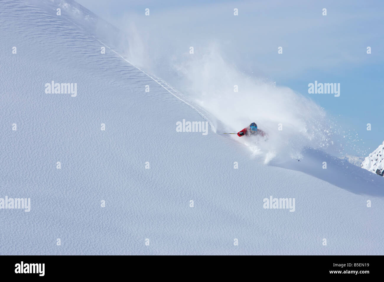 Skifahrer, die dabei eine enge schalten Sie intakt Schnee Stockfoto