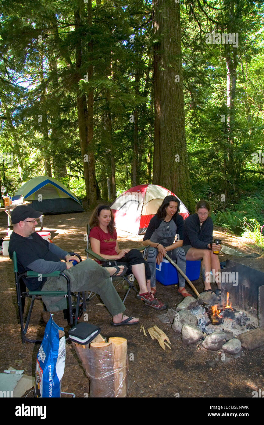 Camper ist ein Lagerfeuer in der North Cascades National Park Washington Stockfoto