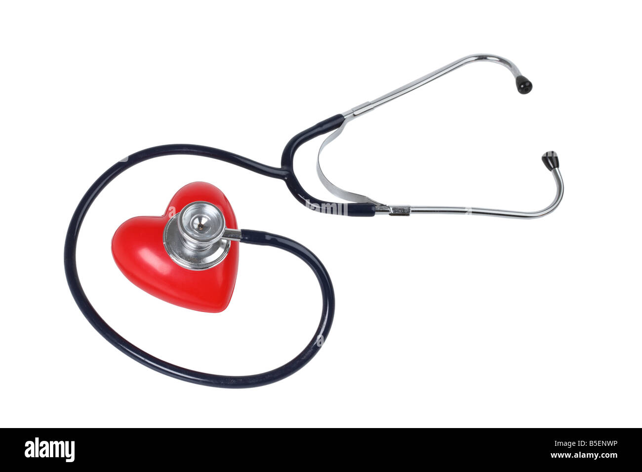Stethoskop und Rot Herz-Ausschnitt auf weißem Hintergrund Stockfoto