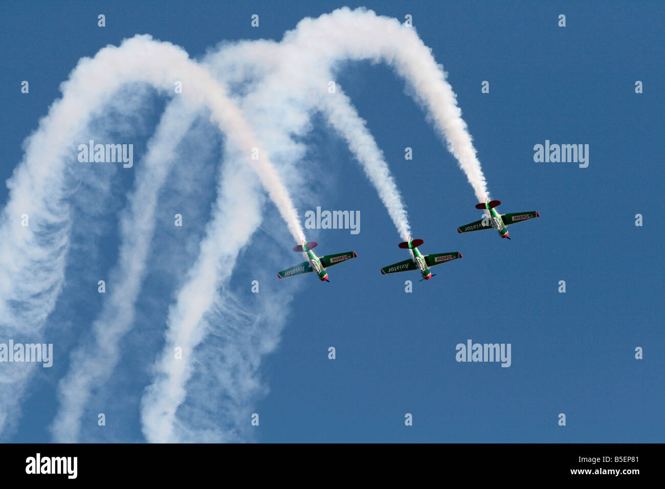 Harvards fliegen in Formation bei einer Flugschau Stockfoto