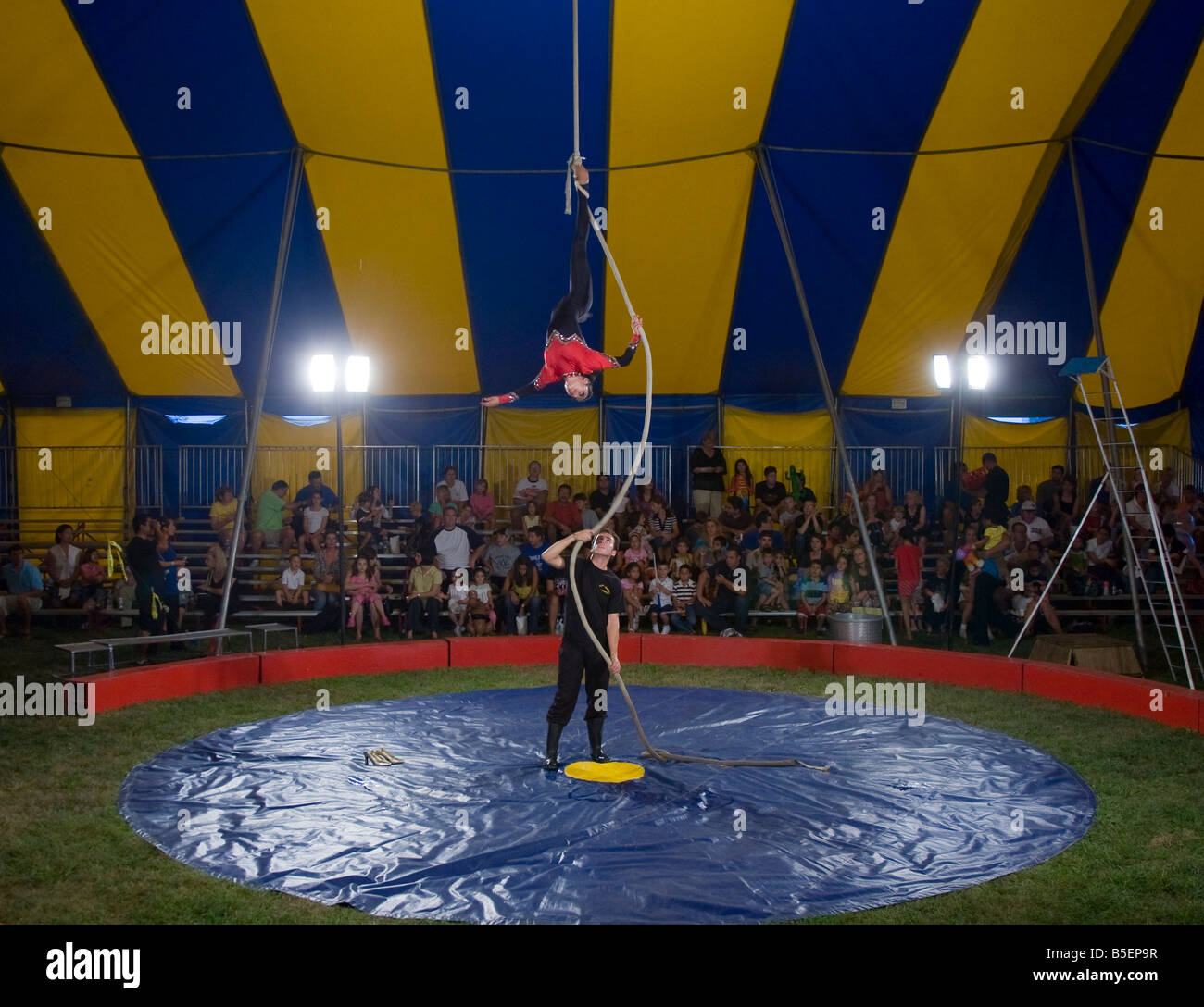 Trapezkünstlern im Zirkus Stockfoto