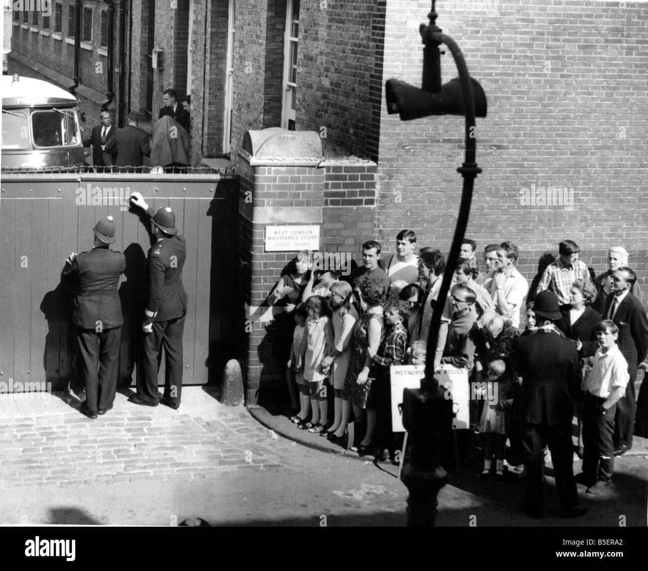 Kriminalität Mord Braybrook Street Massacre 12. August 1966 drei Polizisten Detective Sergeant Christopher Tippett Kopf 30 und temporäre Detective Constable David Bertram Wombwell 25 und Police Constable Geoffrey Roger Fuchs 41 wurden erschossen nach Untersuchung einen angeschlagenen blau Standard Vanguard Immobilien van mit drin sitzen drei Männer auf der Straße parken Harry Maurice Roberts John Edward Jack Witney und John Duddy waren ihre wegen Mordes verurteilt Bild zeigt John Duddy verlassen die Westlondon Magistrates Court 19. August 1966 Topix Thomson Zeitungsgruppe Bild Copyright Trinity Mirror Pic Stockfoto