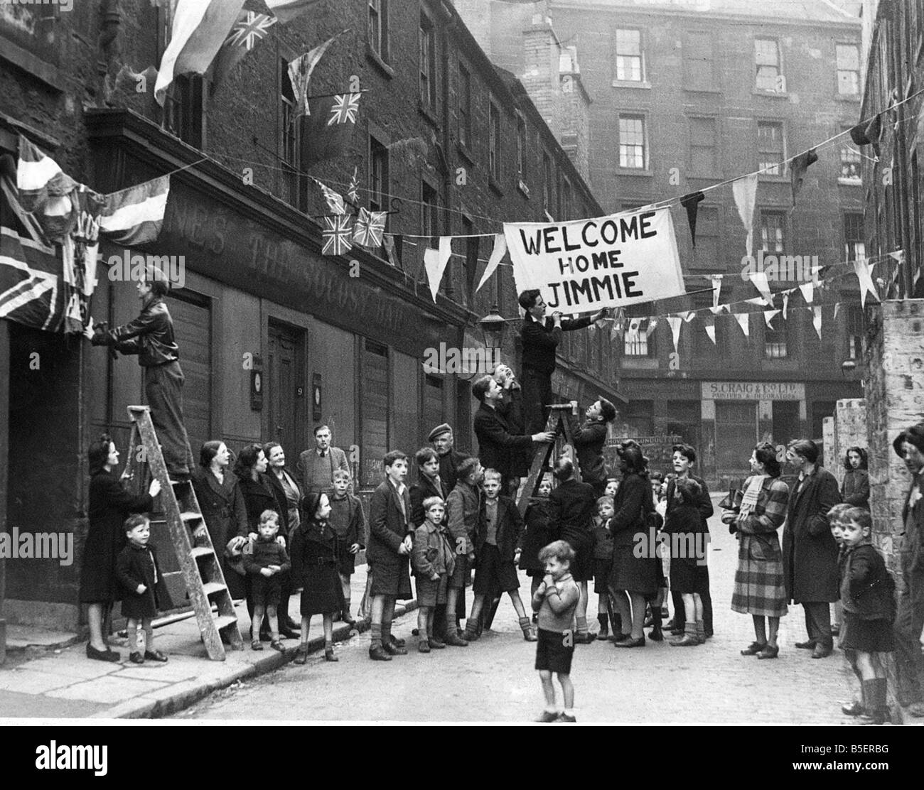 Ferguson Street Glasgow April 1944 Banner Welcome Home Jimmie James McGuire kehrt nach vier Jahren im Nahen Osten Stockfoto