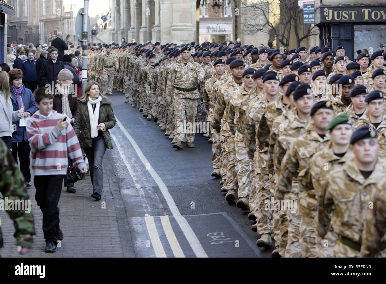 Mitglieder der Armee Marsch durch die Straßen von Abingdon bei ihrer Rückkehr vom Kampf angefeuert durch Mitglieder der Öffentlichkeit, die die Route gesäumt Stockfoto