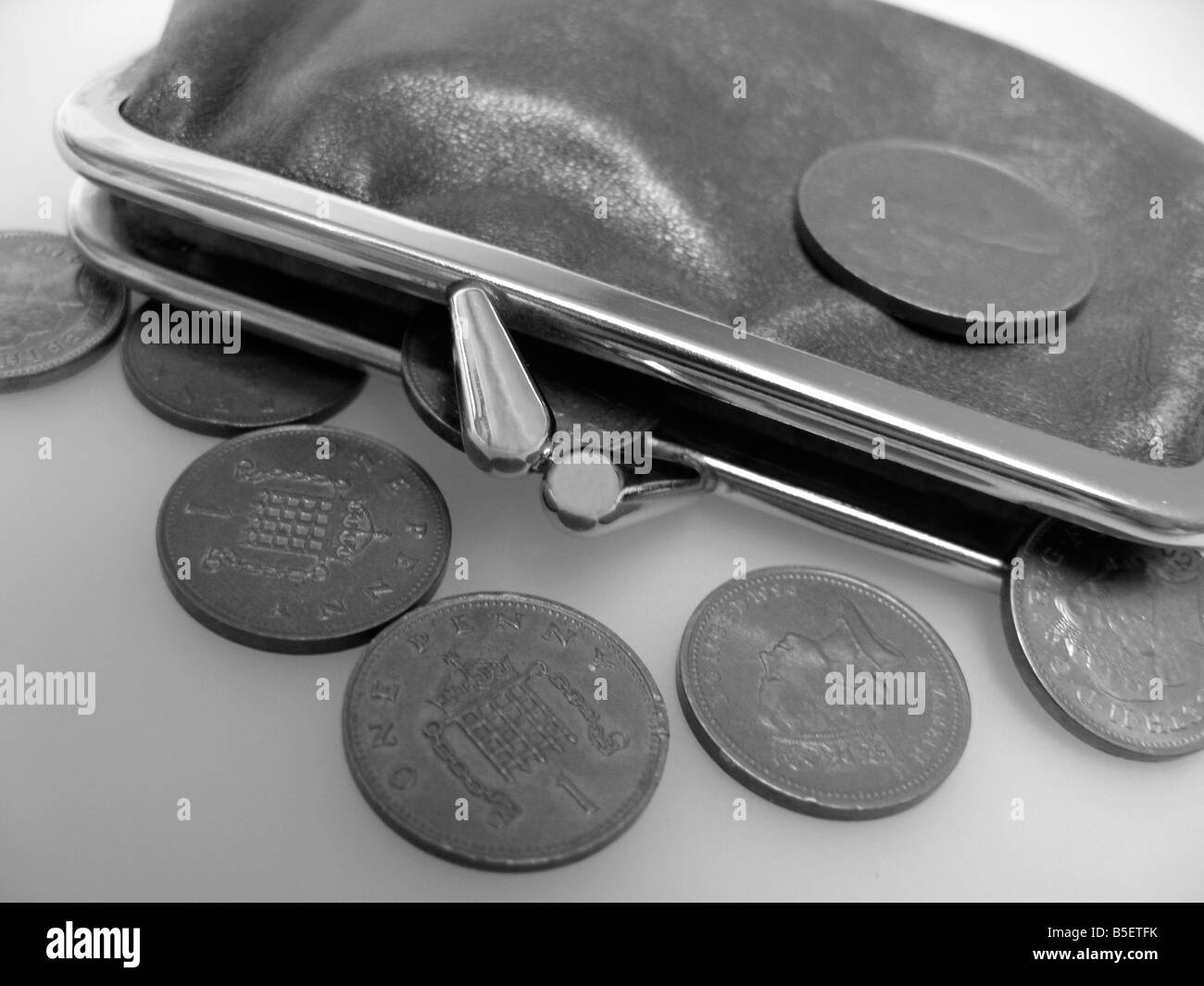ramponierte alte Geldbörse mit Münzen in den Credit Crunch Härten Zeiten Stockfoto