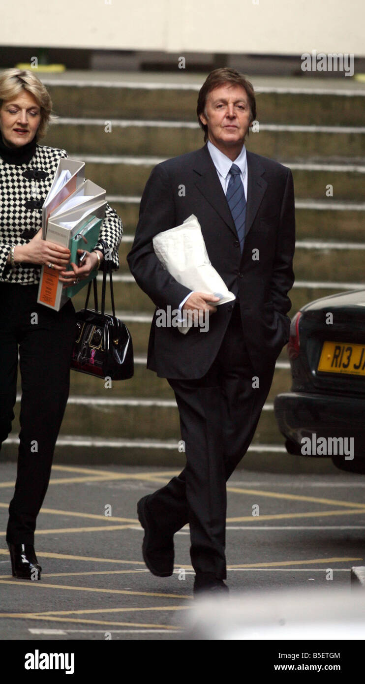 Sir Paul McCartney kommt bei den Royal Courts of Justice für einen weiteren Tag in der mündlichen Verhandlung in seine Scheidungsvereinbarung mit Heather Mills Stockfoto