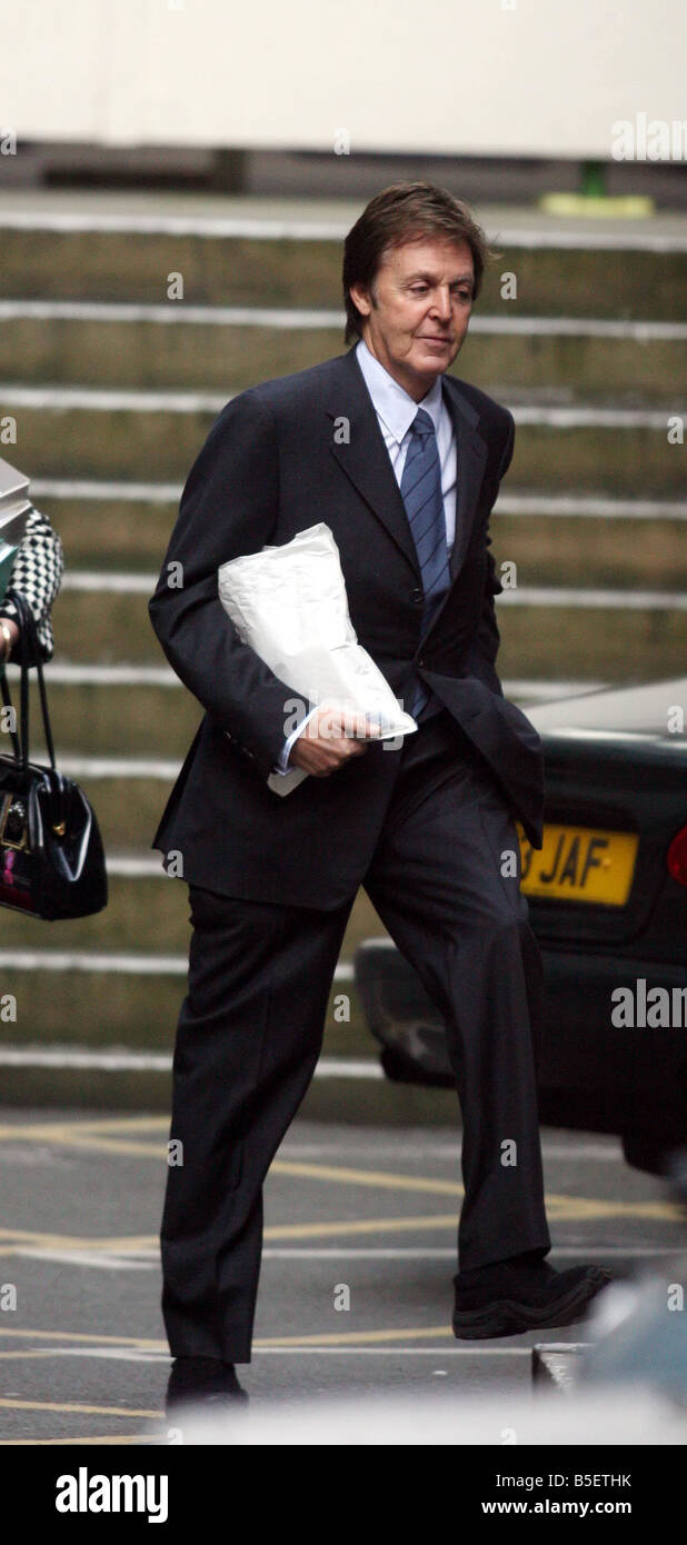 Sir Paul McCartney kommt bei den Royal Courts of Justice für einen weiteren Tag in der mündlichen Verhandlung in seine Scheidungsvereinbarung mit Heather Mills Stockfoto