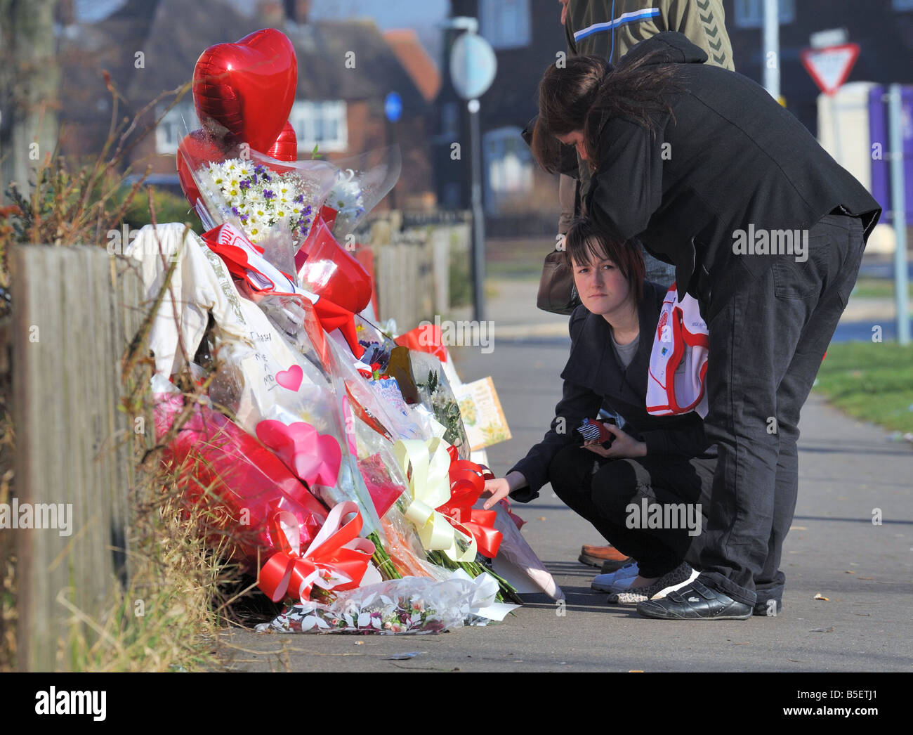 Trauernde Lauren Dinsdale weint, als sie Blumen legt, nachdem ihr Teenager Bruder ein weiteres Straße Messer-Opfer Joey Dins wurde Stockfoto