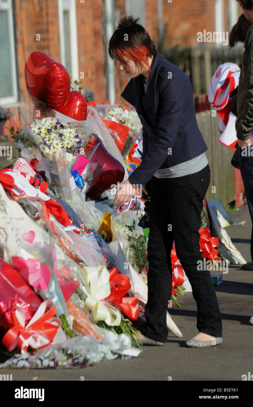 Trauernde Lauren Dinsdale weint, als sie Blumen legt, nachdem ihr Teenager Bruder ein weiteres Opfer der Straße Messer wurde Joey Dinsdale 17 blieb stirbt in den Armen seiner Freundin nach zweimal im Magen während Sie Fuß mit seiner Freundin und seinen Kumpels erstochen wird in East Hull als angegriffen Stockfoto
