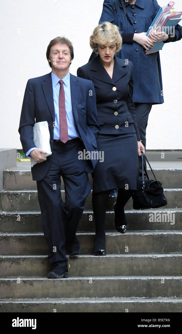 Sir Paul McCartney kommt bei den Royal Courts of Justice für einen weiteren Tag in der mündlichen Verhandlung in seine Scheidungsvereinbarung mit Heather Mills Stockfoto