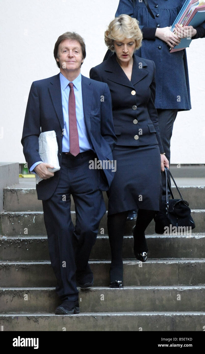 Sir Paul McCartney kommt bei den Royal Courts of Justice für einen weiteren Tag in der mündlichen Verhandlung in seine Scheidungsvereinbarung mit Heather Mills Stockfoto