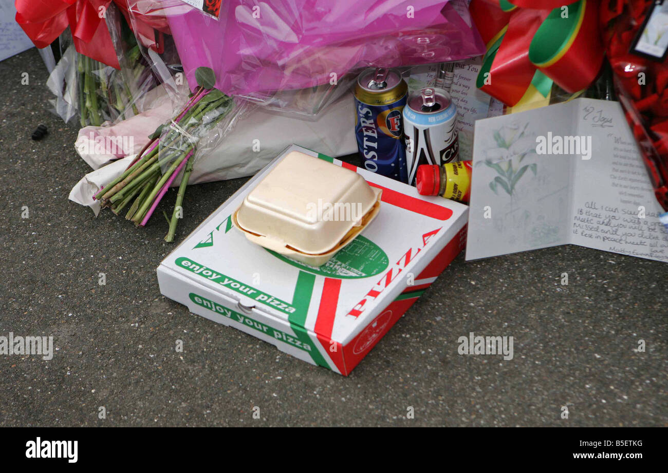 Blumen am Tatort in Hull ermordeten jungen Joe Dinsdale 17 wurde eine weitere Straße Messer Opfer sterben in den Armen seiner Freundin nach zweimal im Magen Joey erstochen wird beim Spaziergang mit seiner Freundin und seinen Kumpels war, verließ er war in East Hull als angegriffen Stockfoto